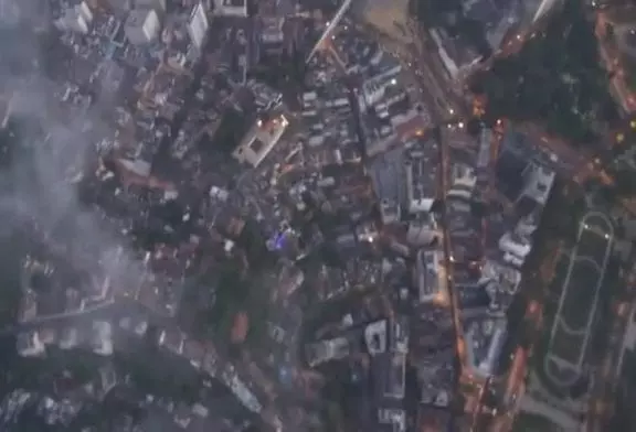 Wingsuit entre deux bâtiments