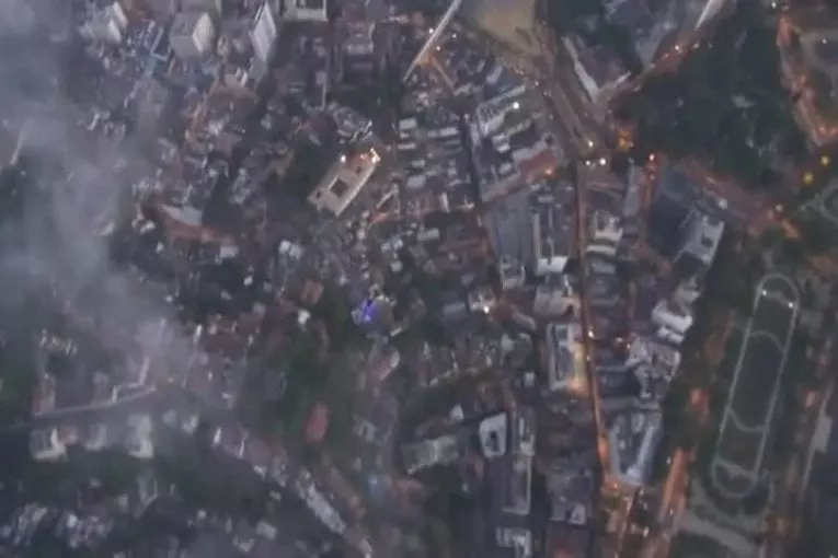 Wingsuit entre deux bâtiments