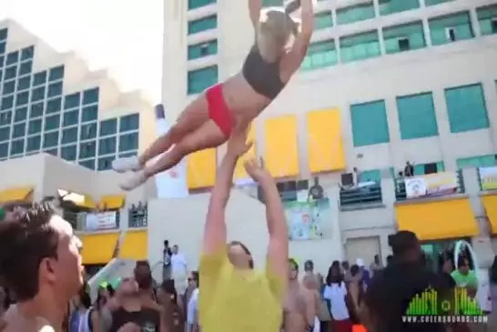 Incroyable cheerleading sur la plage