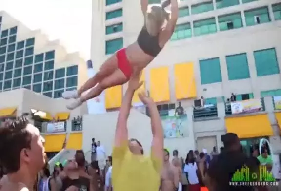 Incroyable cheerleading sur la plage