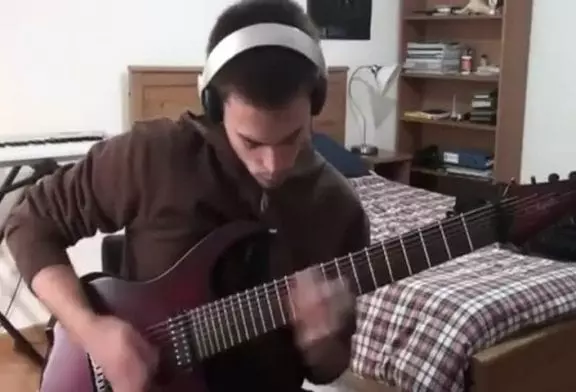 Bangarang sur 8 cordes de guitare