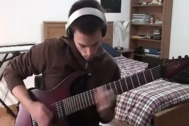 Bangarang sur 8 cordes de guitare