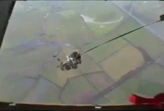 Accrocher son parachute en sautant de l'avion