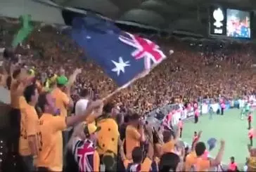 Les supporters australiens de football chantent 