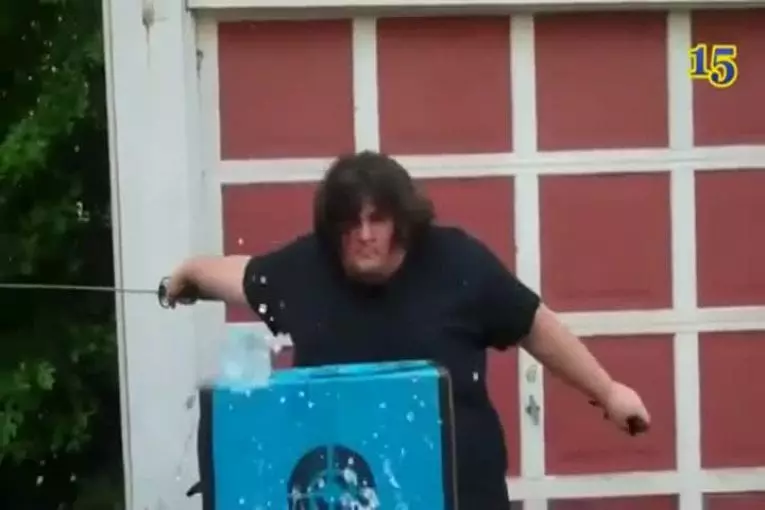 Ne sortez pas vos bouteilles en plastique devant ce mec