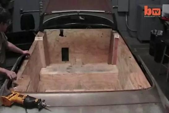 Une voiture peut être entraîné de bain à remous