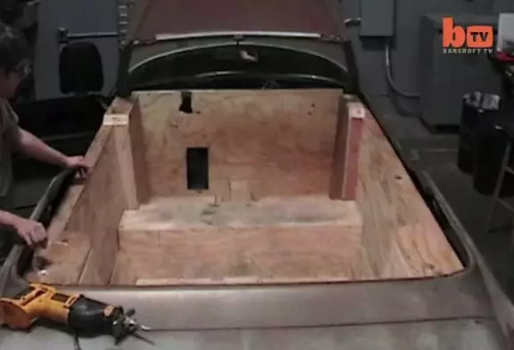 Une voiture peut être entraîné de bain à remous