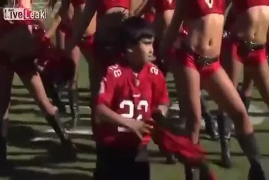 Enfant danse avec les Buccaneers de Tampa Bay pom-pom girls