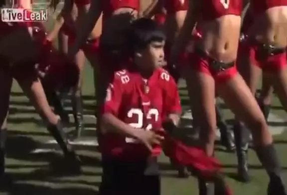 Enfant danse avec les Buccaneers de Tampa Bay pom-pom girls