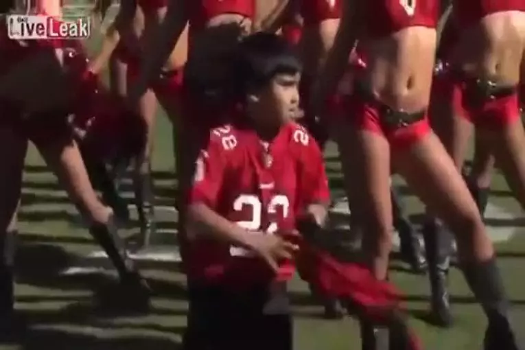 Enfant danse avec les Buccaneers de Tampa Bay pom-pom girls