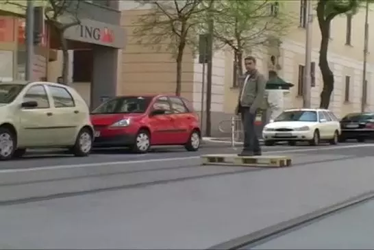 Mec monte palette en bois sur les voies ferrées comme un patron
