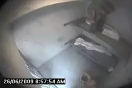 Mec essaie de s’échapper de la prison grâce à sa toilette