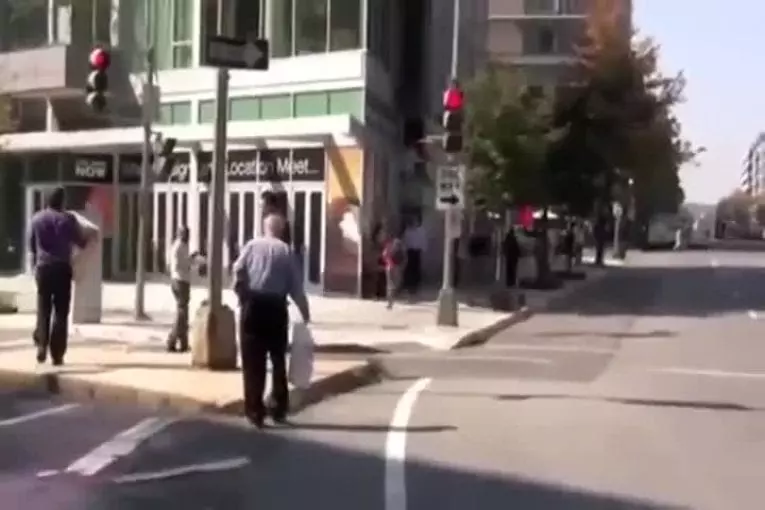 En colère contre les paparazzi