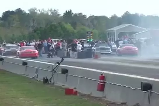 Voiture avec trois mille chevaux s’envole piste