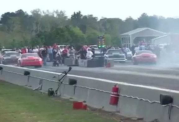 Voiture avec trois mille chevaux s’envole piste