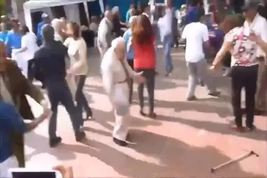 Vieil homme danse mieux que la plupart des gens