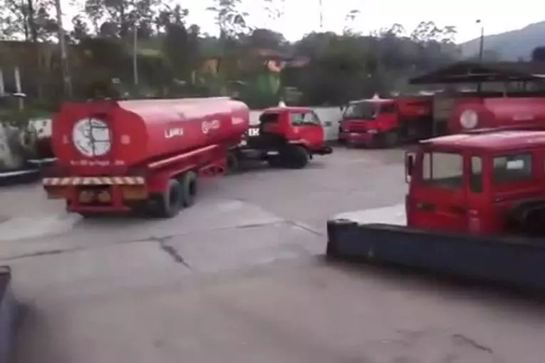 Camion-citerne fait demi-tour incroyablement forte