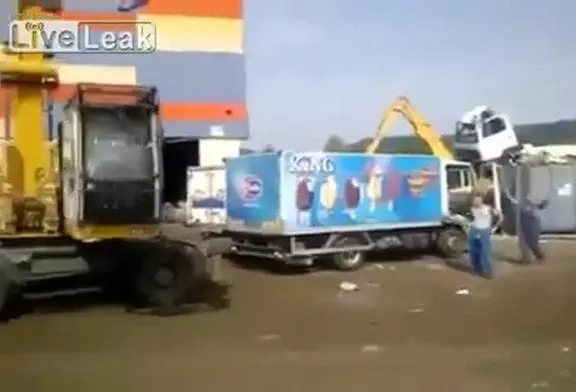Jamais provoquer un opérateur de grue