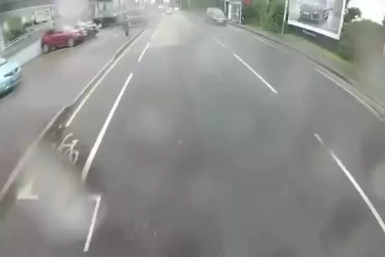 Voiture roule à droite dans cycliste