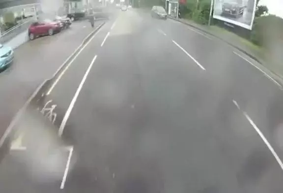 Voiture roule à droite dans cycliste