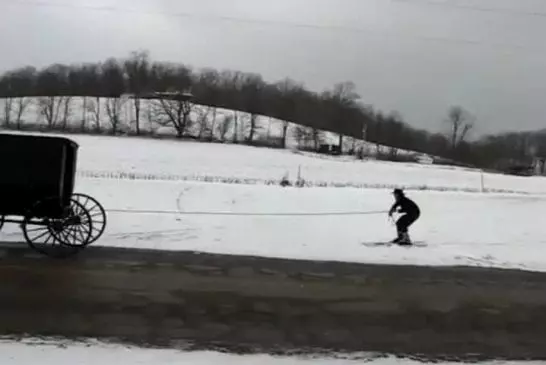 Ski amish derrière poussette!