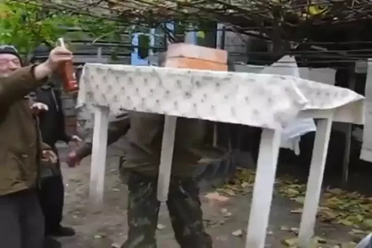 Homme russe soulève table avec les dents