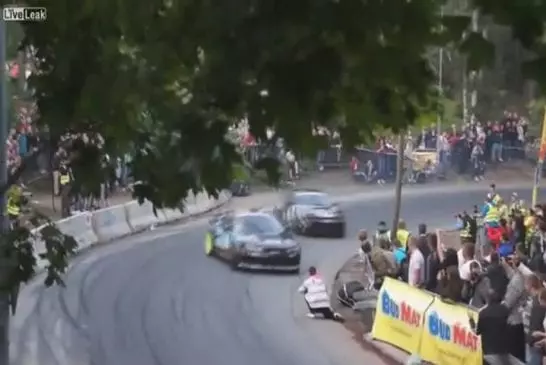 Photographe courageuse presque tué par voiture de course