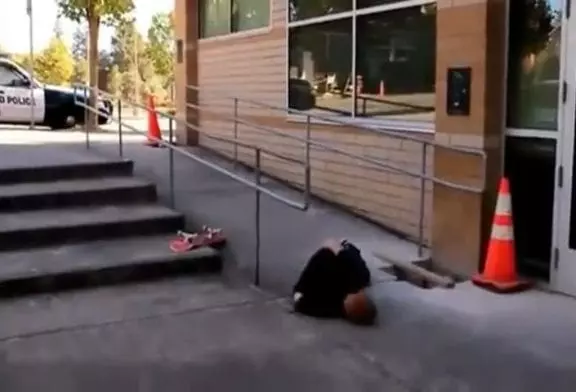 Patineur se penche bar avec aine