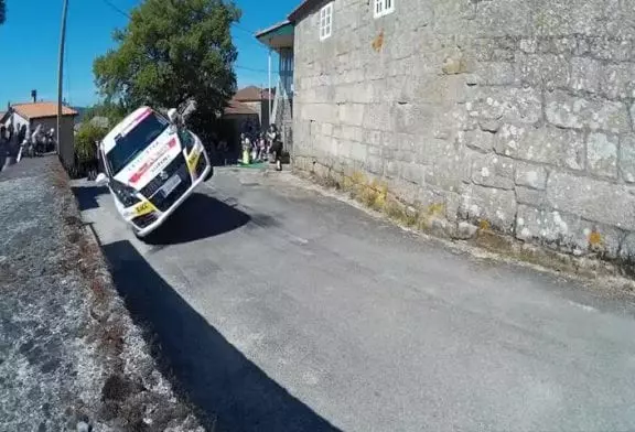 Rallier voiture sur deux roues