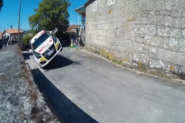 Rallier voiture sur deux roues