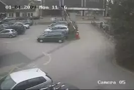 Barrière de parking s’abat sur la voiture