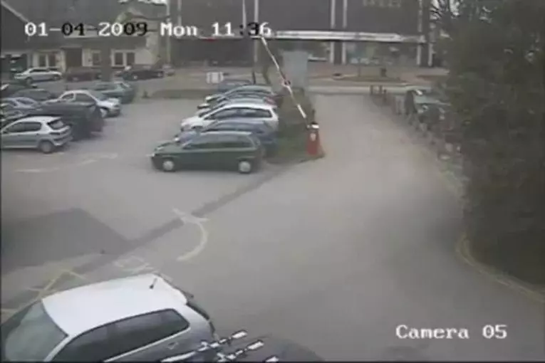 Barrière de parking s’abat sur la voiture