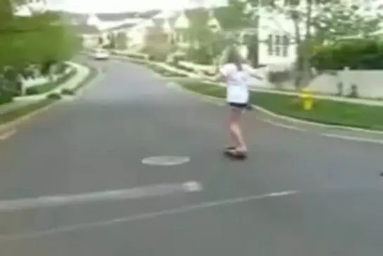 Jolie fille sur un skateboard FAIL