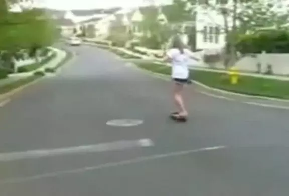 Jolie fille sur un skateboard FAIL