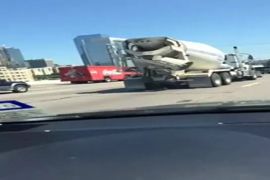 Arrière de camion de ciment se termine voiture