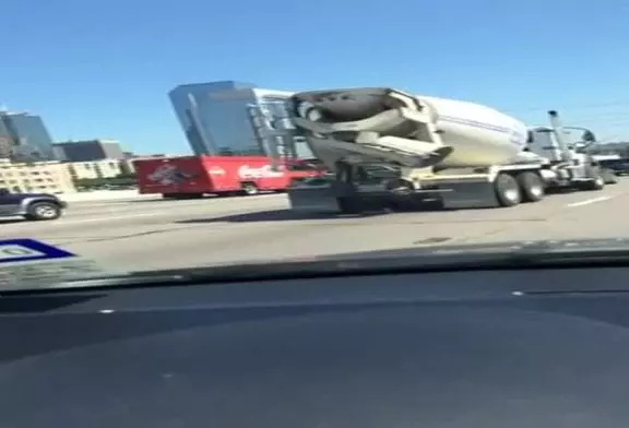 Arrière de camion de ciment se termine voiture