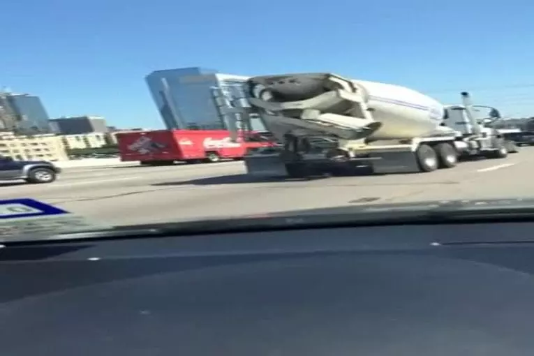 Arrière de camion de ciment se termine voiture