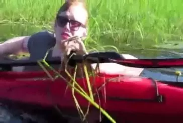 Enfant ivre essayer un kayak pour la première fois