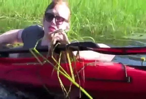 Enfant ivre essayer un kayak pour la première fois