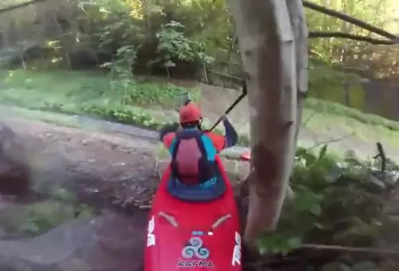 Kayakistes perdent le contrôle dans un fossé de drainage