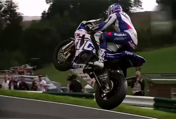 Faire voler une moto Superbike durant la course