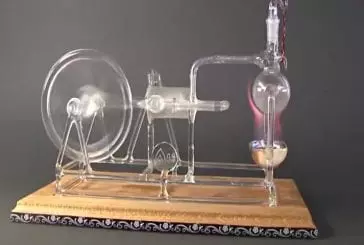 Machine à vapeur fabriqué à partir de verre