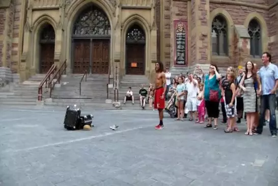 Artiste de rue amusant à Montreal