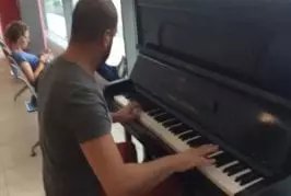 Incroyable joueur de piano dans un aéroport