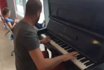Incroyable joueur de piano dans un aéroport