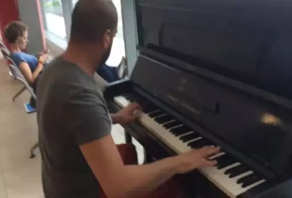 Incroyable joueur de piano dans un aéroport