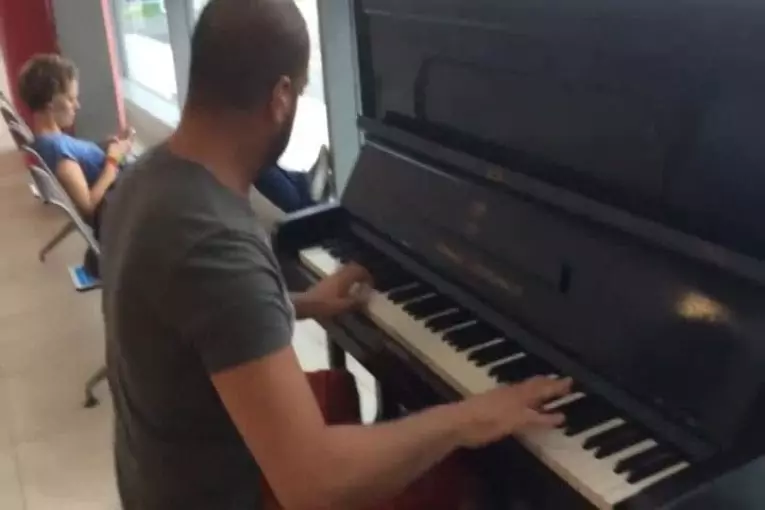Incroyable joueur de piano dans un aéroport