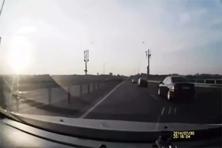 Un motard cascadeur ayant beaucoup de chance