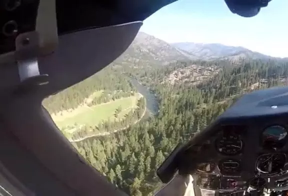 Atterrissage dans un ranch se trouvant dans le désert