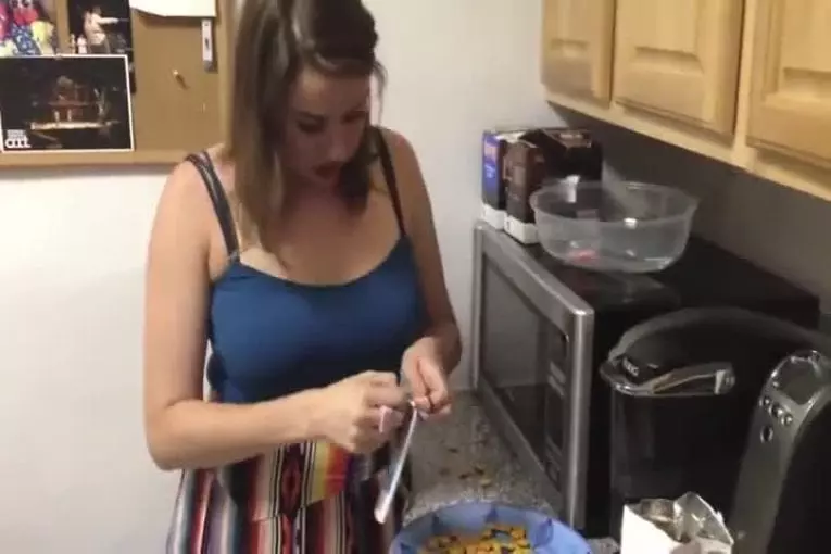 Femme ivre prépare du fromage grillé